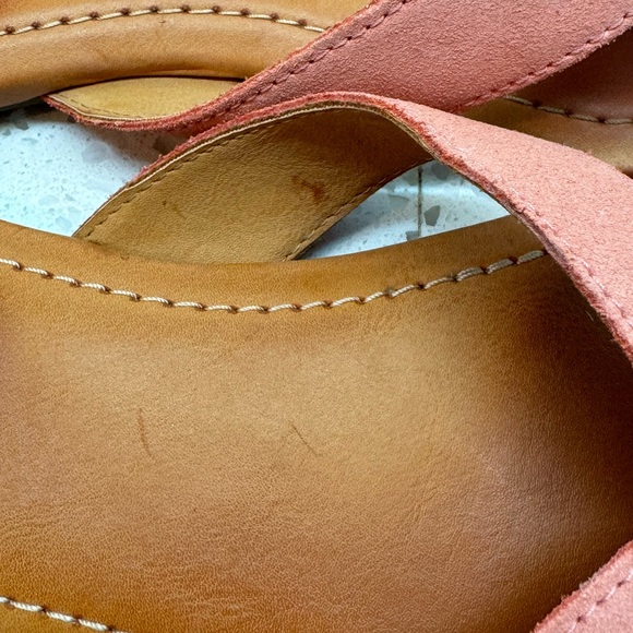 Ugg Women’s Tuolumne Coral Thong Flat Sandals - Picture 7 of 8